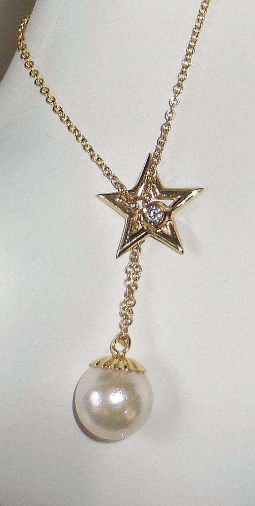 Delicate Star, Diamond & Akoya Pearl necklace in 14K Gold